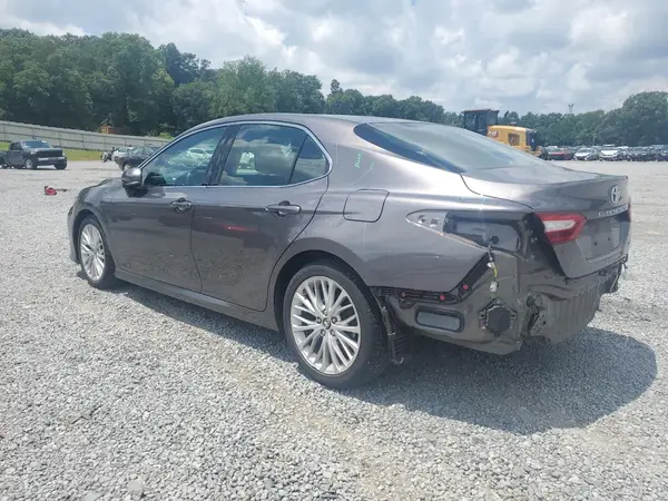 4T1B11HK9JU514002 2018 TOYOTA CAMRY - Image 2