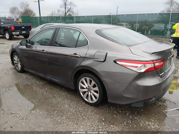 4T1B11HK9JU523153 2018 TOYOTA CAMRY - Image 2