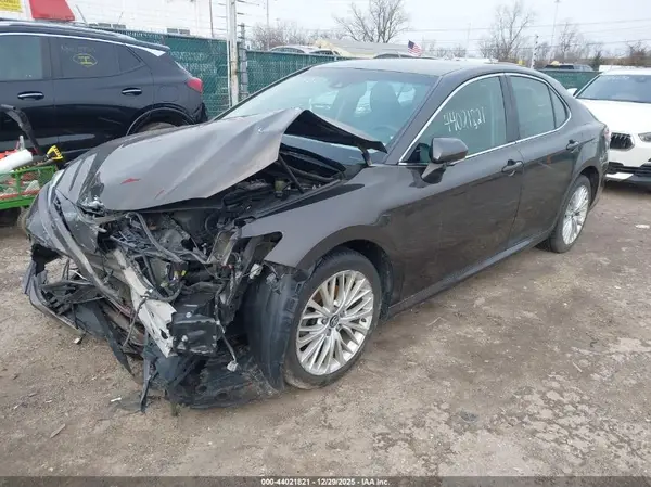 4T1B11HK9JU523833 2018 TOYOTA CAMRY - Image 2