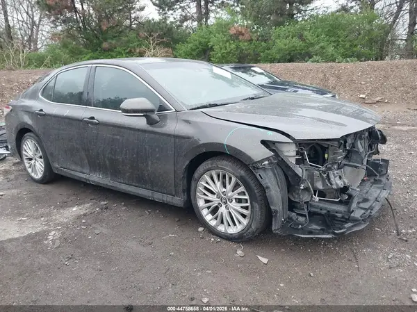 4T1B11HK9JU527963 2018 TOYOTA CAMRY - Image 1