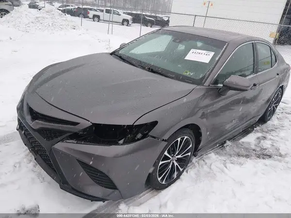 4T1B11HK9JU561367 2018 TOYOTA CAMRY - Image 2