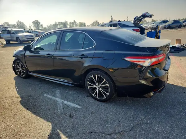 4T1B11HK9JU566469 2018 TOYOTA CAMRY - Image 2