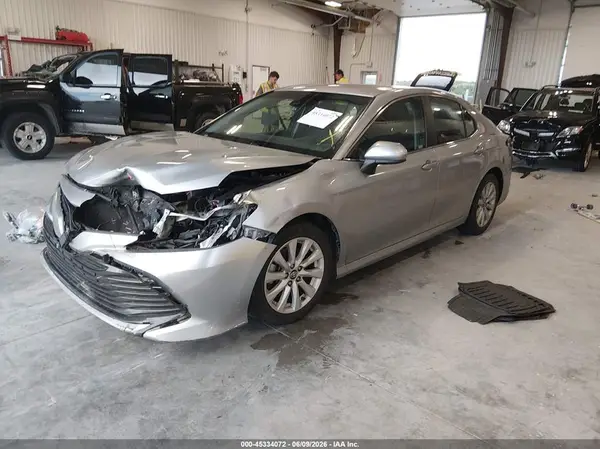 4T1B11HK9JU567167 2018 TOYOTA CAMRY - Image 2