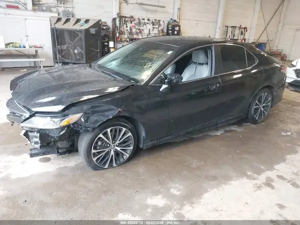 4T1B11HK9JU569226 2018 TOYOTA CAMRY - Image 2