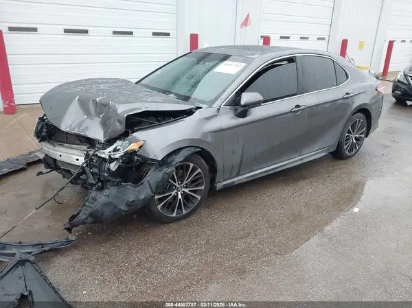 4T1B11HK9JU569873 2018 TOYOTA CAMRY - Image 2