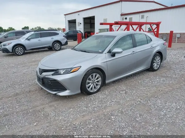 4T1B11HK9JU570067 2018 TOYOTA CAMRY - Image 2