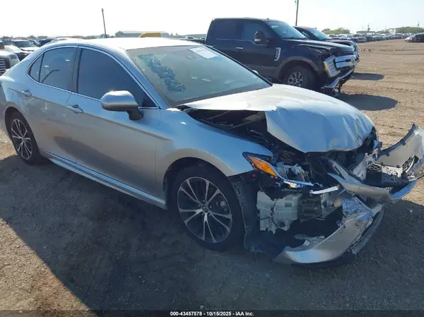 4T1B11HK9JU570182 2018 TOYOTA CAMRY - Image 1