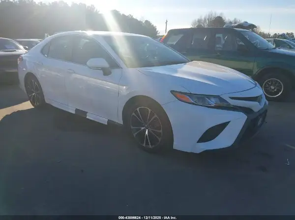 4T1B11HK9JU571848 2018 TOYOTA CAMRY - Image 1