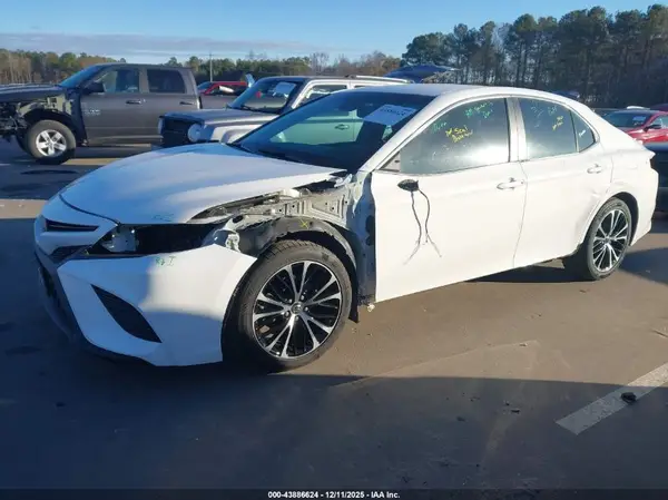 4T1B11HK9JU571848 2018 TOYOTA CAMRY - Image 2