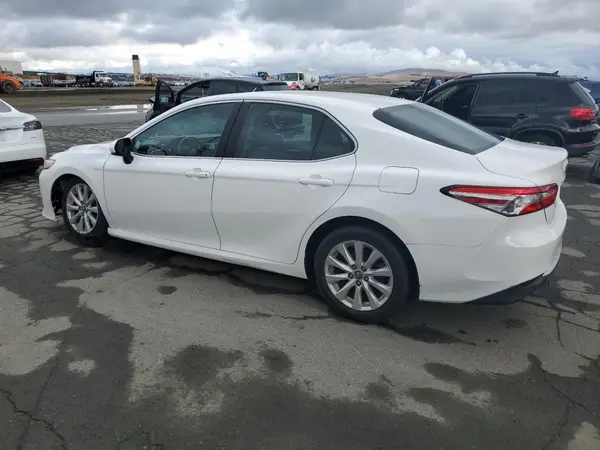 4T1B11HK9JU578198 2018 TOYOTA CAMRY - Image 2