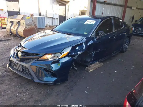 4T1B11HK9JU579013 2018 TOYOTA CAMRY - Image 2