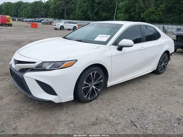 4T1B11HK9JU580615 2018 TOYOTA CAMRY - Image 2