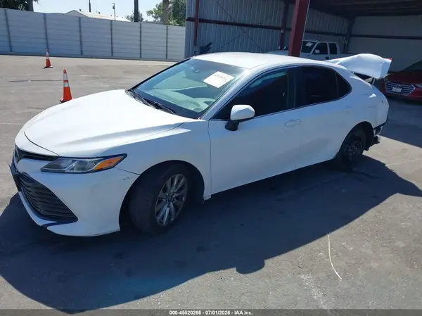 4T1B11HK9JU580968 2018 TOYOTA CAMRY - Image 2