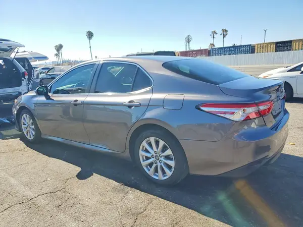 4T1B11HK9JU581442 2018 TOYOTA CAMRY - Image 2