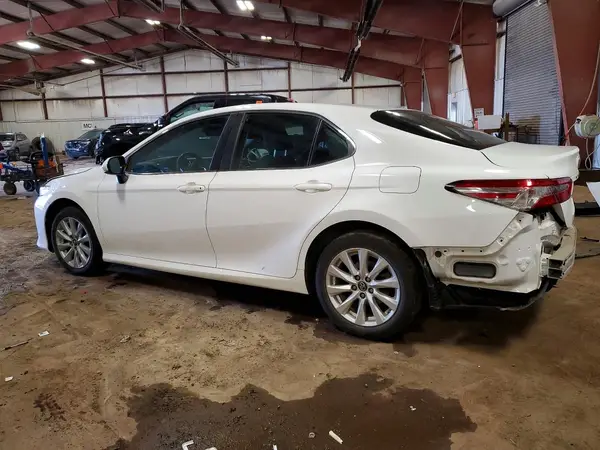 4T1B11HK9JU585247 2018 TOYOTA CAMRY - Image 2