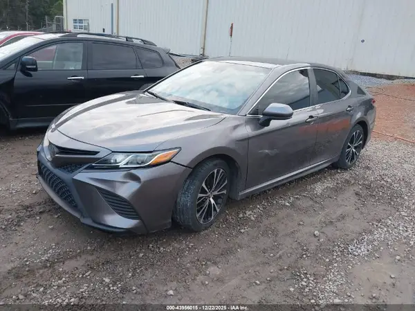4T1B11HK9JU585717 2018 TOYOTA CAMRY - Image 2
