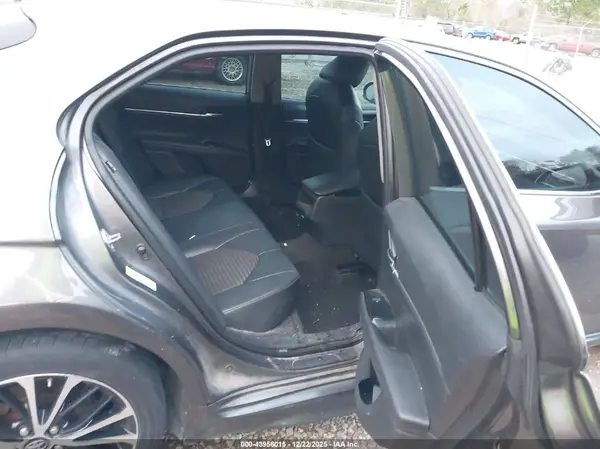 4T1B11HK9JU585717 2018 TOYOTA CAMRY - Image 8