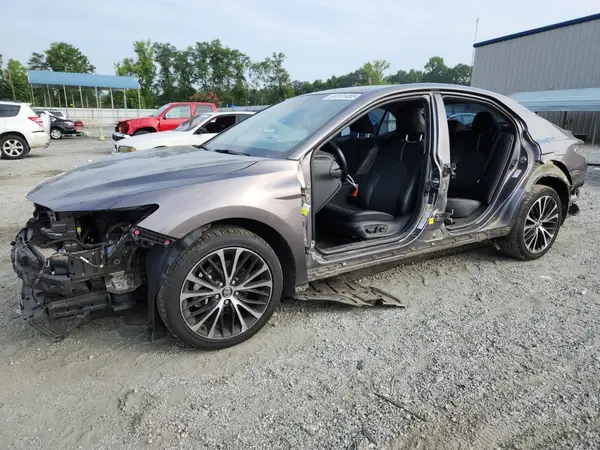 4T1B11HK9JU586561 2018 TOYOTA CAMRY - Image 1