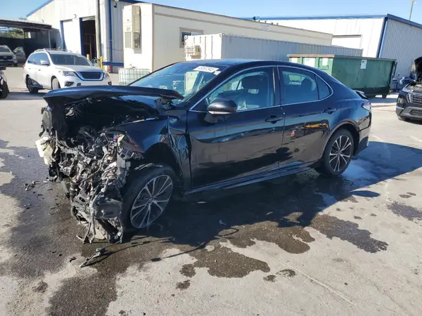 4T1B11HK9JU587726 2018 TOYOTA CAMRY - Image 1