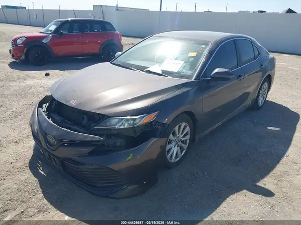 4T1B11HK9JU587953 2018 TOYOTA CAMRY - Image 2