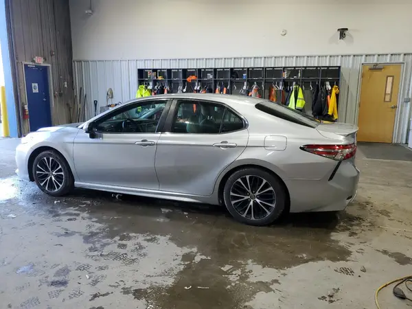4T1B11HK9JU588634 2018 TOYOTA CAMRY - Image 2