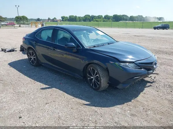 4T1B11HK9JU588732 2018 TOYOTA CAMRY - Image 1