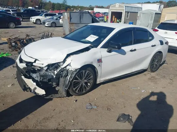 4T1B11HK9JU589444 2018 TOYOTA CAMRY - Image 2