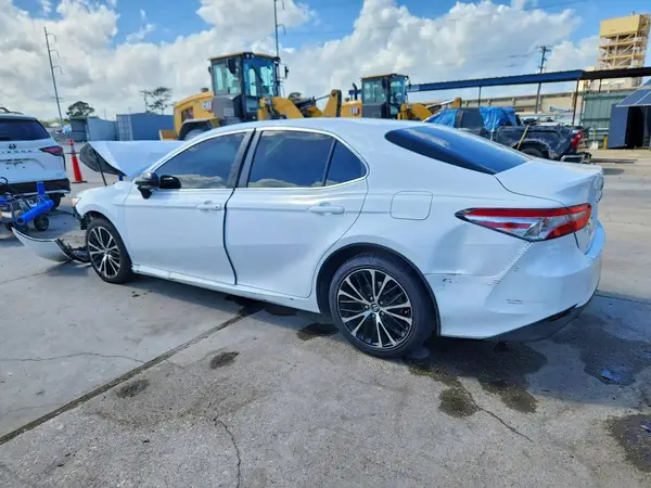 4T1B11HK9JU589668 2018 TOYOTA CAMRY - Image 2