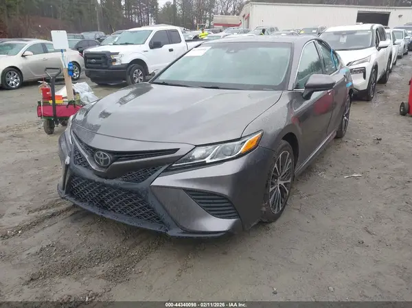 4T1B11HK9JU596412 2018 TOYOTA CAMRY - Image 2
