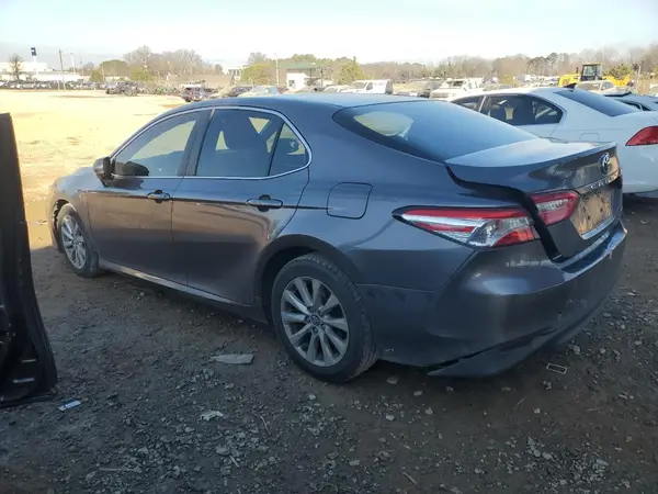 4T1B11HK9JU598225 2018 TOYOTA CAMRY - Image 2