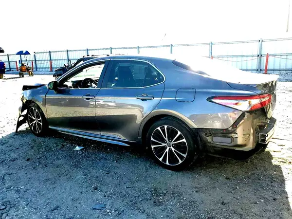 4T1B11HK9JU600524 2018 TOYOTA CAMRY - Image 2