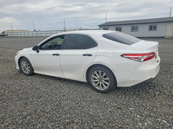 4T1B11HK9JU600992 2018 TOYOTA CAMRY - Image 2