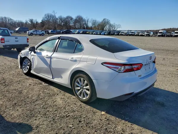 4T1B11HK9JU602192 2018 TOYOTA CAMRY - Image 2