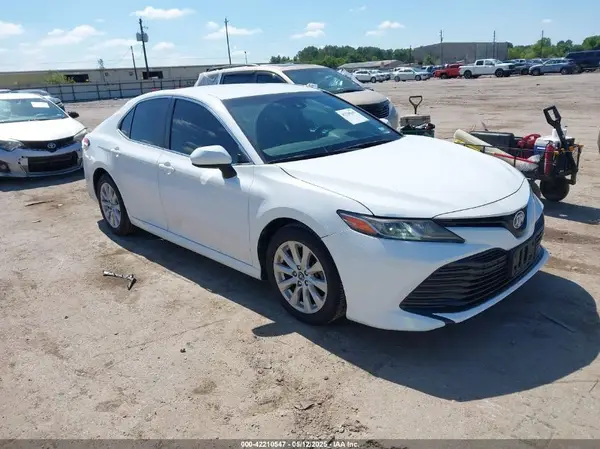 4T1B11HK9JU607070 2018 TOYOTA CAMRY - Image 1