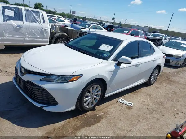 4T1B11HK9JU607070 2018 TOYOTA CAMRY - Image 2
