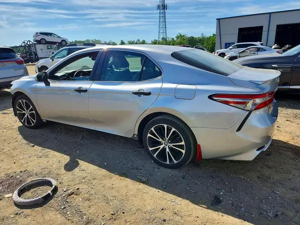 4T1B11HK9JU607411 2018 TOYOTA CAMRY - Image 2