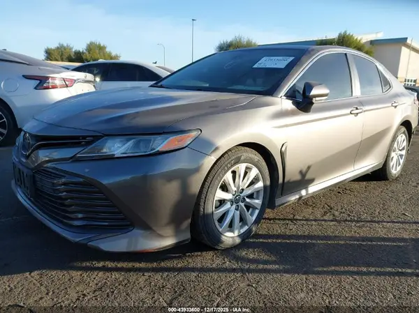 4T1B11HK9JU613869 2018 TOYOTA CAMRY - Image 2
