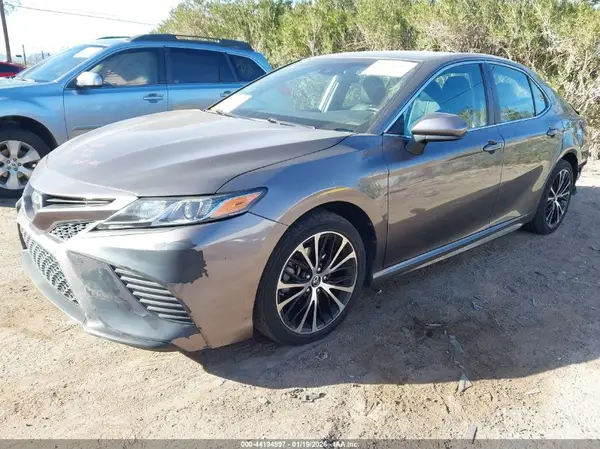 4T1B11HK9JU623642 2018 TOYOTA CAMRY - Image 2