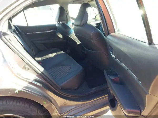 4T1B11HK9JU623642 2018 TOYOTA CAMRY - Image 8
