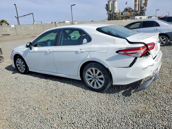 4T1B11HK9JU628629 2018 TOYOTA CAMRY - Image 2