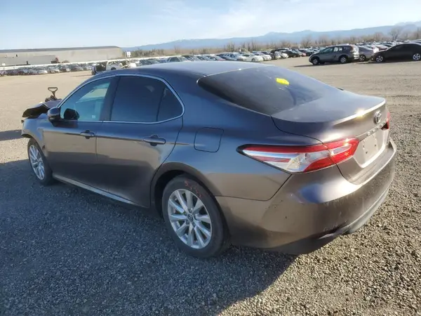4T1B11HK9JU630199 2018 TOYOTA CAMRY - Image 2