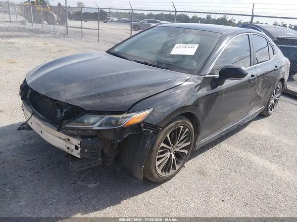 4T1B11HK9JU633667 2018 TOYOTA CAMRY - Image 2