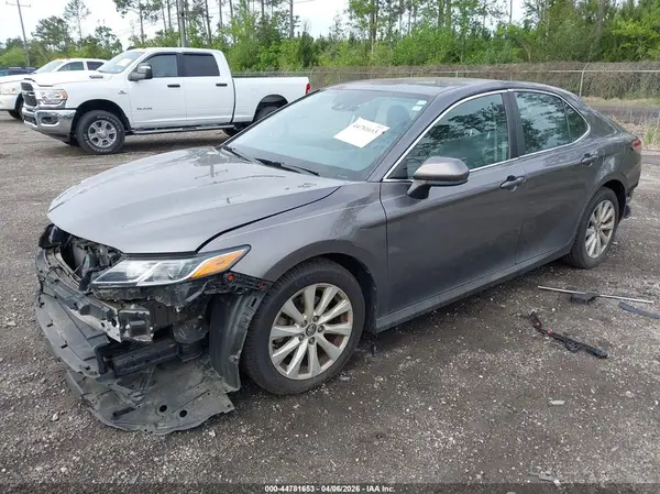 4T1B11HK9JU635581 2018 TOYOTA CAMRY - Image 2