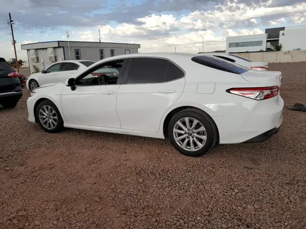 4T1B11HK9JU637055 2018 TOYOTA CAMRY - Image 2