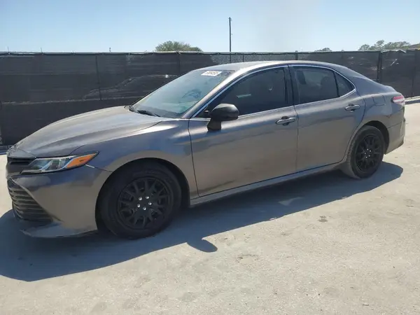 4T1B11HK9JU637086 2018 TOYOTA CAMRY - Image 1