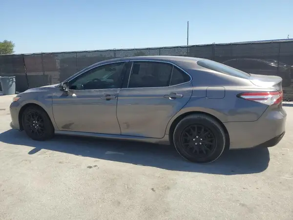 4T1B11HK9JU637086 2018 TOYOTA CAMRY - Image 2