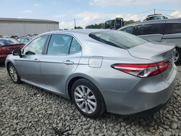 4T1B11HK9JU640604 2018 TOYOTA CAMRY - Image 2