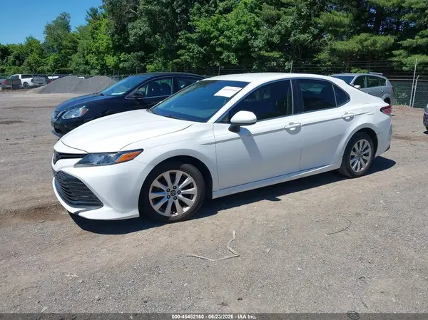 4T1B11HK9JU646564 2018 TOYOTA CAMRY - Image 2