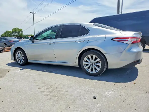 4T1B11HK9JU650923 2018 TOYOTA CAMRY - Image 2
