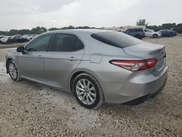 4T1B11HK9JU653921 2018 TOYOTA CAMRY - Image 2